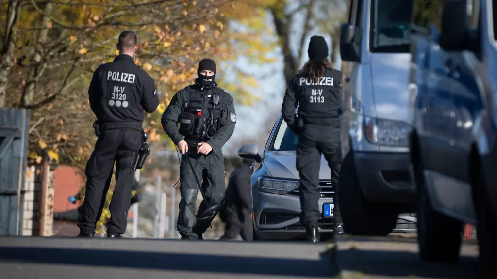 Ein-Beamter-der-Polizei-haelt-eine-Sonde-in-der-Hand-Nach-zahlreichen-Hinweisen-bei-Aktenzeichen-XY-durchsucht-die-Polizei-erneut-mehrere-Objekte-in-Reimershagen-und-im-Nachbarort-Rum-Kogel