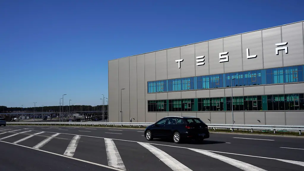 Die-Tesla-Gigafactory-Berlin-Brandenburg-ist-eine-Grossfabrik-von-Tesla-im-Ortsteil-Freienbrink-der-maerkischen-Gemeinde-Gruenheide-Sie-befindet-sich-rund-30-Kilometer-Luftlinie-suedoestlich-vom-Zentrum-Berlins-Es-handelt-sich-um-eine-der-groessten-Elektroauto-Fabriken-in-Deutschland-und-die-erste-des-US-Herstellers-in-Europa-Die-aktuellen-Absatzzahlen-zeigen-dass-Tesla-zunehmend-Schwierigkeiten-hat-in-Deutschland-Kaeufer-zu-finden-wozu-Elon-Musks-kontroverse-Politik-beitraegt-Gruenheide-04-04
