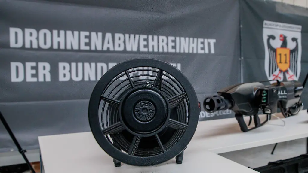 Geraete-zum-Abwehren-von-Drohnen-sind-bei-der-Vorstellung-neuer-Abwehrtechniken-zur-Drohnenabwehr-bei-der-Bundespolizei-Fliegerstaffel-Blumberg-ausgestellt