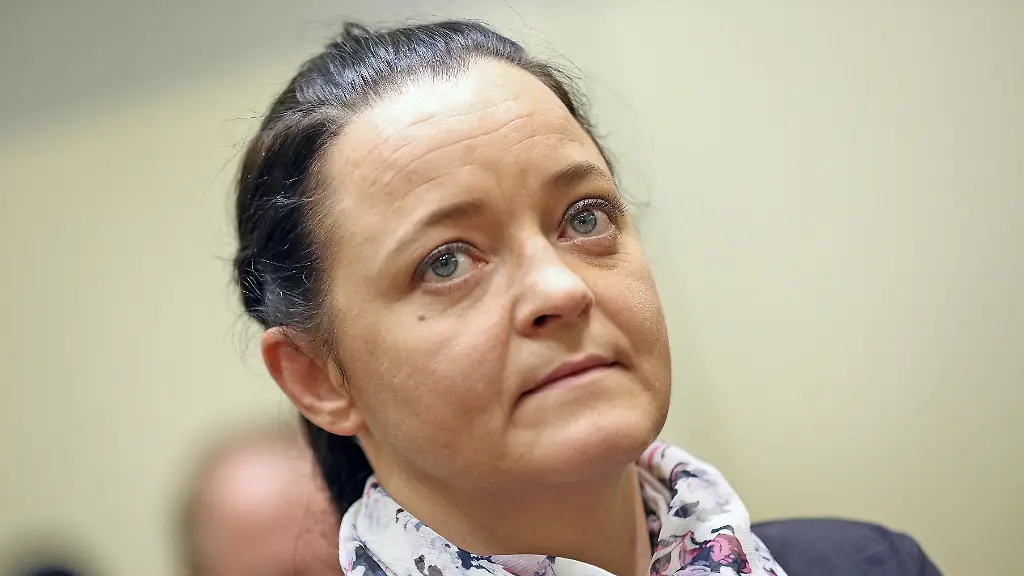 Tag-437-NSU-Prozess-Muenchen-Beate-Zschaepe-Oberlandesgericht-Verteidigung-und-alle-Angeklagten-vollstaendig-Im-Bild-hier-Szenen-vom-letzten-Verhandlungstag-vor-der-Urteilsverkuendung-Beate-Zschaepe-hat-sich-erklaert-aber-die-Schuld-von-sich-gewiesen-Richter-Manfred-Goetzl-wird-am-11-Juli-das-Urteil-sprechen-verlesen-Es-soll-2-Tagae-dauern-5-Urteile-fuer-5-Angeklagten-03-07