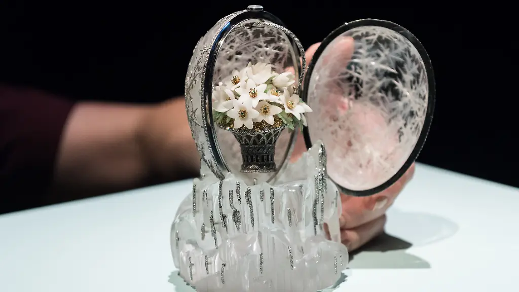 November-27-2025-London-England-United-Kingdom-A-staff-member-with-an-Imperial-Winter-Egg-by-Faberge-designed-by-Alma-Theresia-Pihl-workmaster-Albert-Holmstrom-St-Petersburg-1913-estimate-on-request-in-excess-of-AA-20-million-which-was-commissioned-by-Emperor-Nicholas-II-as-an-Easter-gift-to-his-mother-Dowager-Empress-Maria-Feodorovna-in-1913-the-year-of-the-300th-anniversary-of-the-Romanov-Dynasty-during-a-photocall-at-Christie-s-auction-house-ahead-of-Classic-Week-Sales