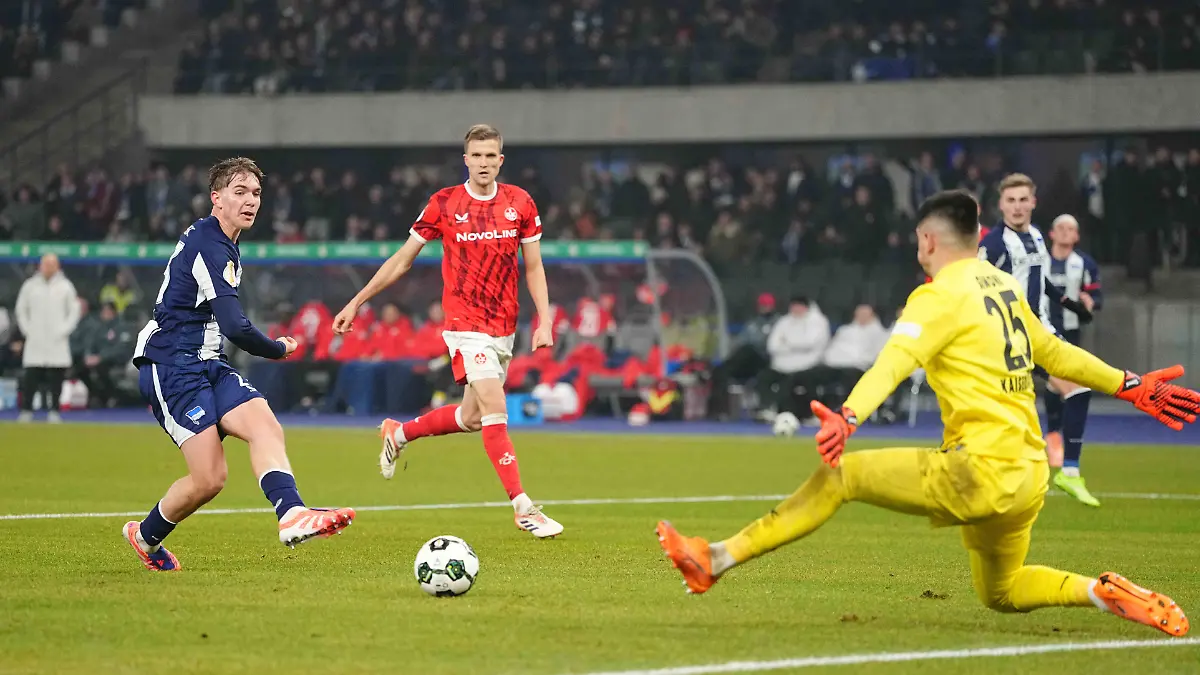 Kennet-Eichhorn-Hertha-Berlin-2-waehrend-des-1-8-DFB-Pokal-Spiels-zwischen-Hertha-BSC-und-1-FC-Kaiserslautern-im-Olympiastadion-am-02-December-2025-in-Berlin-Deutschland-Foto-von-Ulrik-Pedersen-DeFodi-Images-Kennet-Eichhorn-Hertha-Berlin-during-the-DFB-Pokal-1-8-match-between-Hertha-BSC-and-1-FC-Kaiserslautern1846-at-Olympiastadion-on-December-2-2025-in-Berlin-Germany-Photo-by-Ulrik-Pedersen-DeFodi-Images-DFB-DFL-REGULATIONS-PROHIBIT-ANY-USE-OF-PHOTOGRAPHS-AS-IMAGE-SEQUENCES-AND-OR-QUASI-VIDEO