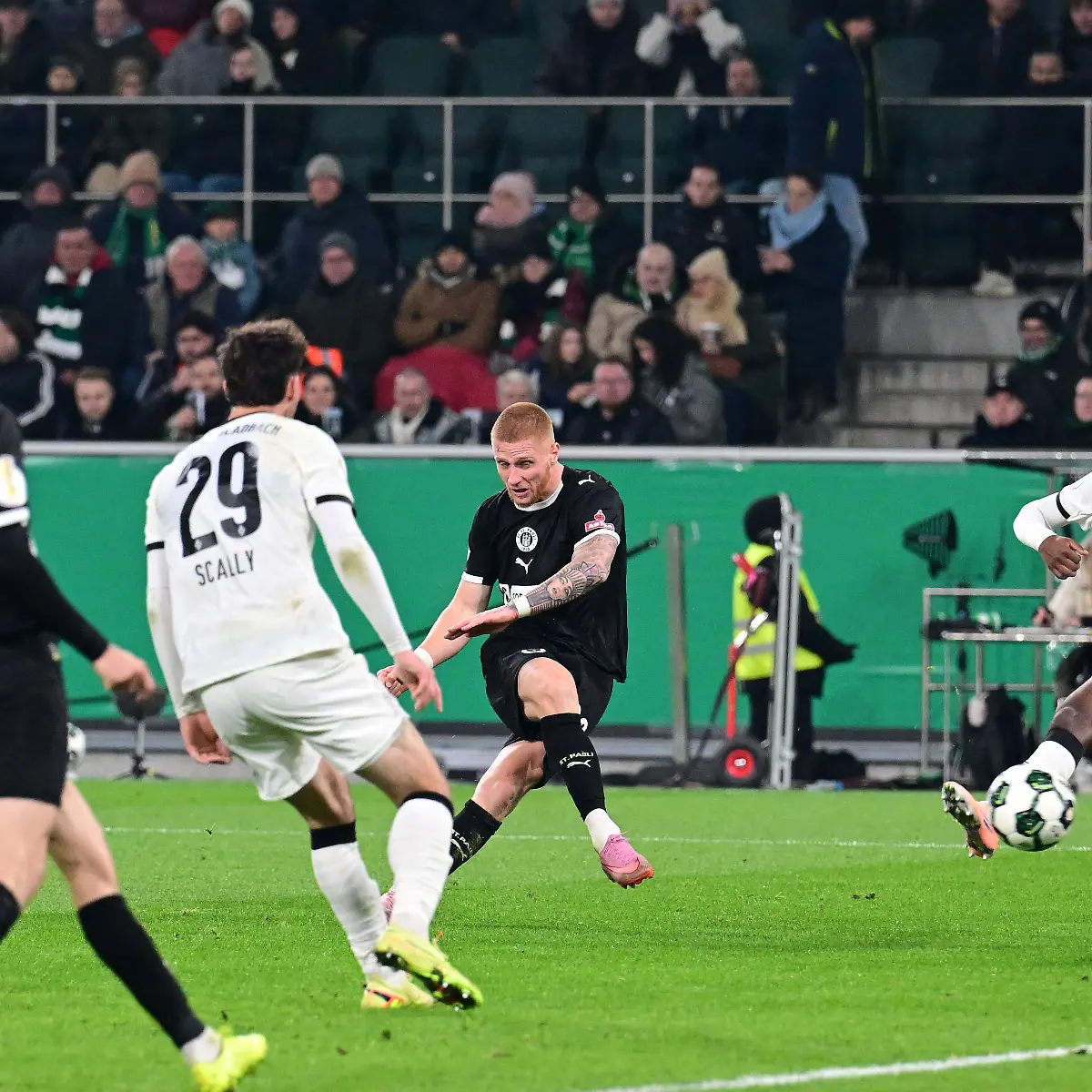02-12-2025-Moenchengladbach-Fussball-Herren-Saison-2025-2026-DFB-Pokal-Achtelfinale-Borussia-Moenchengladbach-vs-FC-St-Pauli-Tor-zum-1-2-Louis-Oppie-St-Pauli-2-v-re-zieht-ab-und-trifft-zum-1-2-Charles-Herrmann-Gladbach-re-kommt-zu-spaet-DFL-regulations-prohibit-any-use-of-photographs-as-image-sequences-and-or-quasi-video