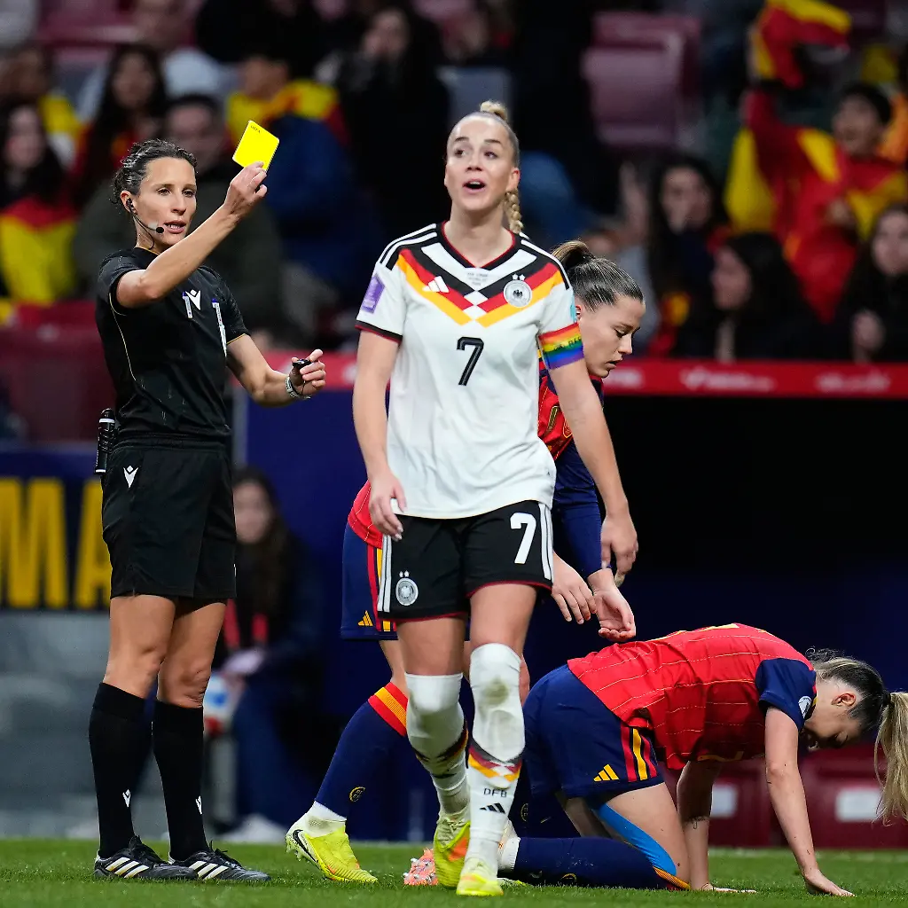Referee-Silvia-Gasperotti-shows-a-yellow-card-to-Germany-s-Giulia-Gwinn-during-the-Women-s-Nations-League-final-soccer-match-between-Spain-and-Germany-in-Madrid-Tuesday-Dec-2-2025