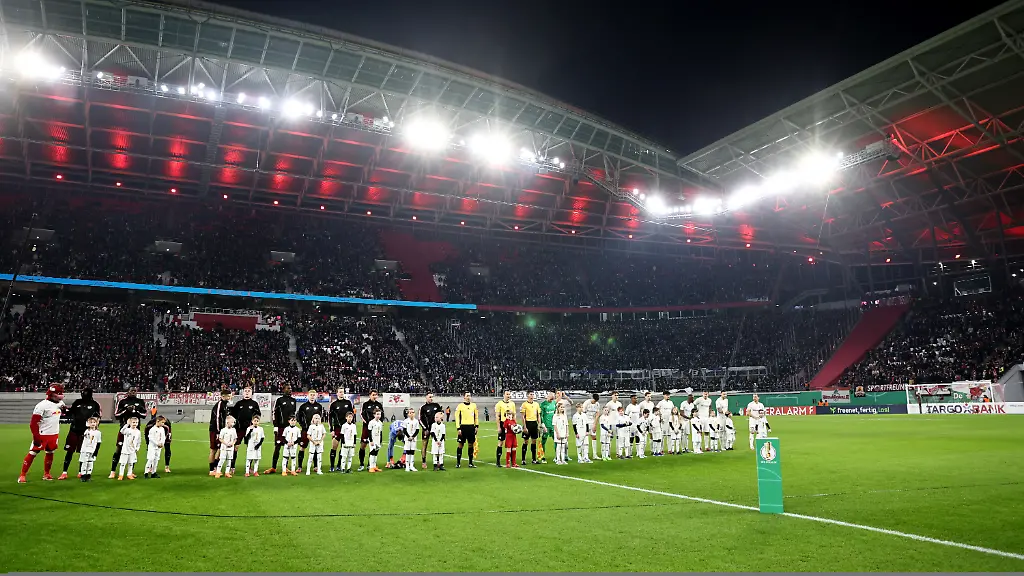 Soccer-Football-DFB-Cup-Round-of-16-RB-Leipzig-v-1-FC-Magdeburg-Red-Bull-Arena-Leipzig-Germany-December-2-2025-RB-Leipzig-and-1-FC-Magdeburg-players-line-up-before-the-match-REUTERS-Karina-Hessland-DFB-REGULATIONS-PROHIBIT-ANY-USE-OF-PHOTOGRAPHS-AS-IMAGE-SEQUENCES-AND-OR-QUASI-VIDEO