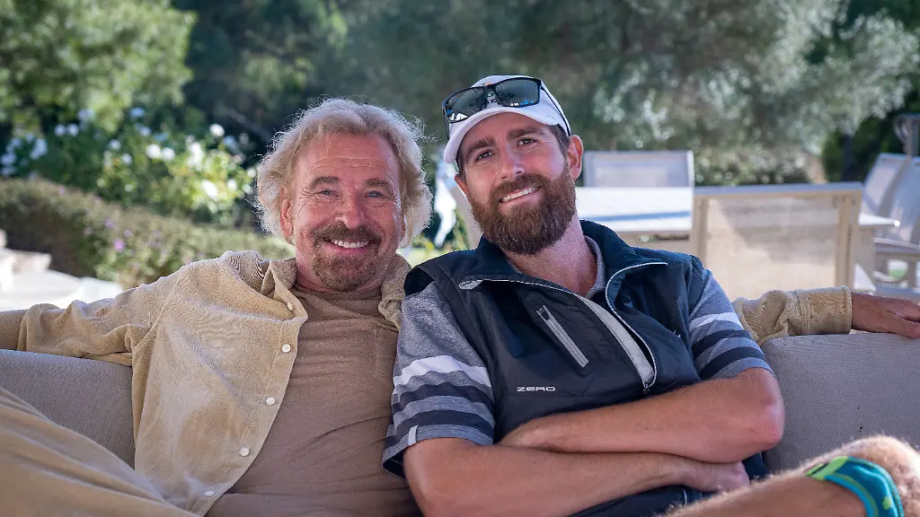 HANDOUT-Entertainer-Thomas-Gottschalk-l-und-sein-Sohn-Roman-Gottschalk-sitzen-in-Romans-Haus-zusammen-Gottschalk-hatte-sich-wiederholt-skeptisch-ueber-Influencer-geaeussert-Nun-steht-sein-eigener-Sohn-Roman-Gottschalk-als-Influencer-vor-der-Kamera-Er-startet-in-seiner-kalifornischen-Wahlheimat-seinen-eigenen-Youtube-Kanal-ist-ab-sofort-als-Moderator-und-Reporter-in-der-Sendung-Golf-mit-Gottschalk-zu-sehen