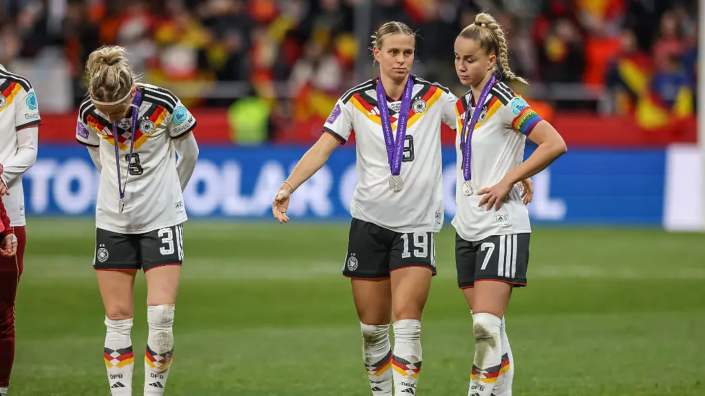 ESP-Madrid-Spanien-vs-Deutschland-Laenderspiel-Fussball-UEFA-Spielzeit-2025-2026-Womens-Nations-League-Riyadh-Air-Metropolitano-Finale-im-Bild-Enttaeuschung-bei-der-deutschen-Mannschaft-nach-der-Niederlage-im-Finale-Kathrin-Hendrich-Deutschland-3-Klara-Buehl-Deutschland-19-Giulia-Gwinn-Deutschland-7-DFB-DFL-REGULATIONS-PROHIBIT-ANY-USE-OF-PHOTOGRAPHS-AS-IMAGE-SEQUENCES-AND-OR-QUASI-VIDEO-02-12