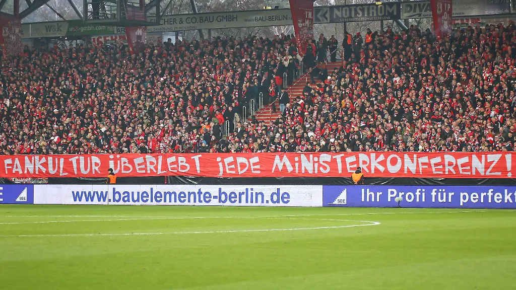 Berlin-Deutschland-Stadion-Alte-Foersterei-12-Spieltag-Saison-2025-26-1-Fussball-Bundesliga-Union-Berlin-1-FC-Heidenheim-Banner-mit-der-Aufschrift-Fankultur-ueberlebt-jede-Ministerkonferenz-Hintergrund-der-Proteste-ist-die-anstehende-Innenministerkonferenz-auf-der-umfassende-Sicherheitsmassnahmen-fuer-Fussballspiele-beschlossen-werden-koennten