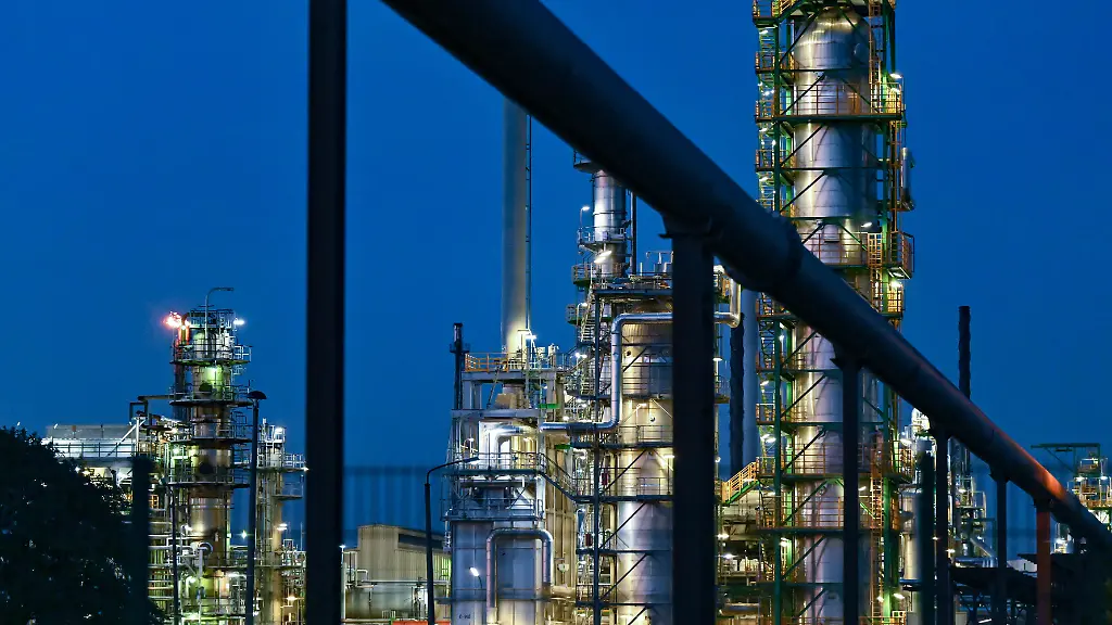 Anlagen-zur-Rohoelverarbeitung-auf-dem-Gelaende-der-PCK-Raffinerie-GmbH-am-Abend-Die-Raffinerie-in-der-Uckermark-im-Nordosten-von-Brandenburg-versorgt-grosse-Teile-des-Nordostens-Deutschlands-mit-Treibstoff-Sie-gehoert-mehrheitlich-zwei-Toechtern-des-russischen-Staatskonzerns-Rosneft-Bis-Ende-2022-verarbeitete-PCK-vor-allem-Rohoel-aus-Russland-Die-Bundesregierung-beschloss-im-Zuge-der-Sanktionen-wegen-des-Angriffskriegs-Russlands-auf-die-Ukraine-einen-Verzicht-auf-russisches-Oel-Als-Alternative-kommt-Oel-ueber-Danzig-und-Rostock-sowie-aus-Kasachstan-Der-Bund-verhaengte-im-September-2022-eine-Treuhandverwaltung-ueber-Rosneft-Deutschland-und-RN-Refining-Marketing-die-Mehrheitseigner-von-PCK-Dies-begruendete-er-mit-einer-drohenden-Gefahr-fuer-die-Versorgungssicherheit-in-Folge-des-russischen-Angriffs-auf-die-Ukraine