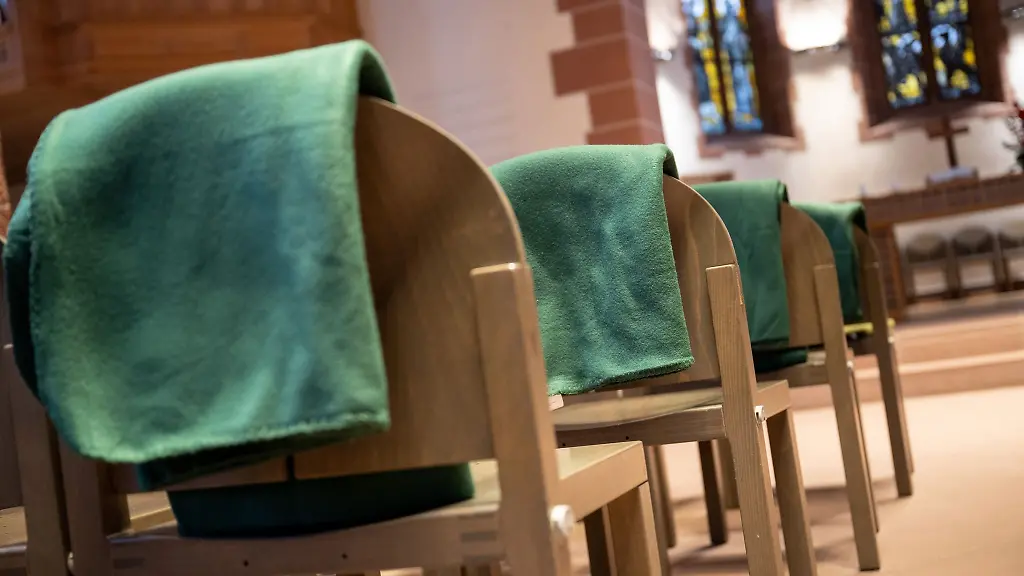 Die-Kirchengemeinden-setzen-zunehmend-auf-praktische-Loesungen-wie-Decken-akkubetriebene-Heizkissen-oder-die-Verlegung-von-Gottesdiensten-in-kleinere-leichter-temperierbare-Raeume-wie-Pfarrheime-oder-Kapellen