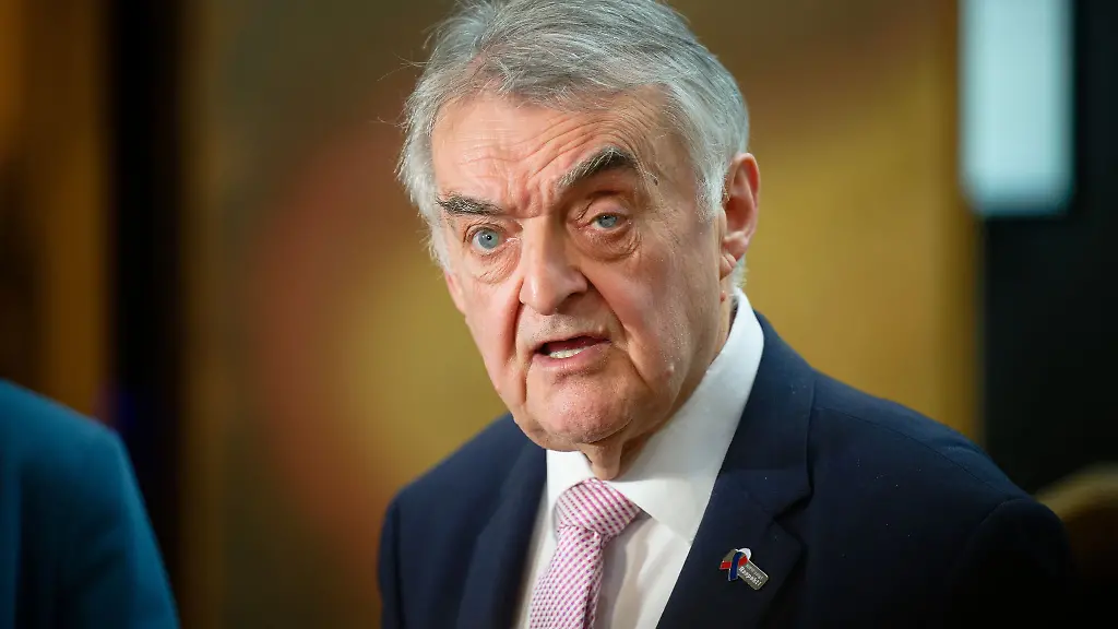 Fordert-schaerfere-Sicherheits-Vorgaben-in-Fussballstadien-NRW-Innenminister-Herbert-Reul-CDU