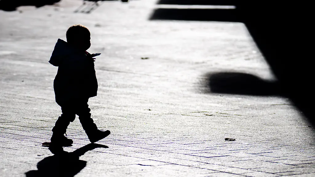Ein-kleines-Kind-laeuft-durch-die-Innenstadt-und-wirft-im-Gegenlicht-der-Sonne-einen-langen-Schatten-auf-den-Boden-zu-dpa-Luxuslehrer-fuer-180