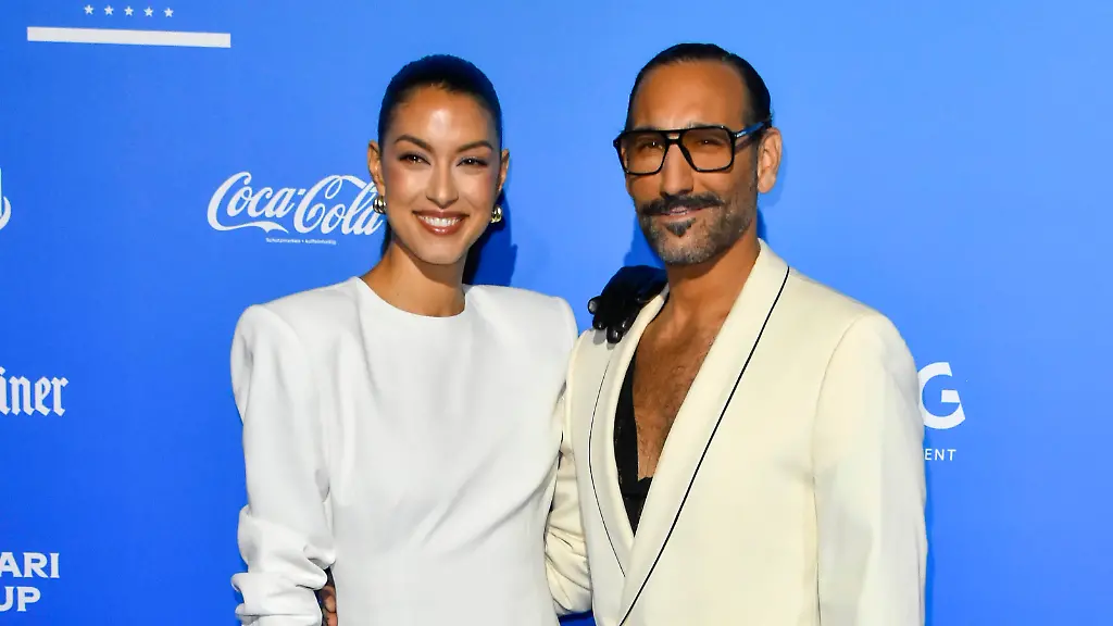 abb-MtsDoubtfire-Rebecca-Mir-mit-Massimo-Sinato-zu-Gast-auf-dem-blauen-Teppich-bei-der-Premiere-Mrs-Doubtfire-Der-Neue-Musical-Hit-im-Capitol-Theater-am-06-11