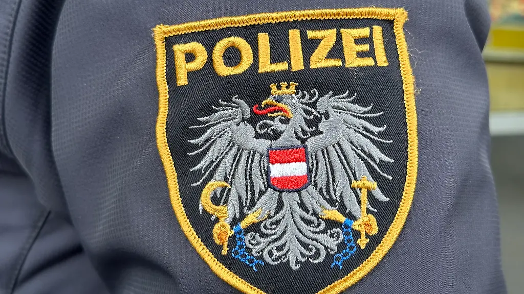 Das-Emblem-der-oesterreichischen-Polizei-auf-einer-Uniform-Nach-dem-gewaltsamen-Tod-von-drei-Frauen-in-einem-Bordell-in-Wien-sind-der-Hergang-und-das-Motiv-fuer-die-Tat-weiter-unklar
