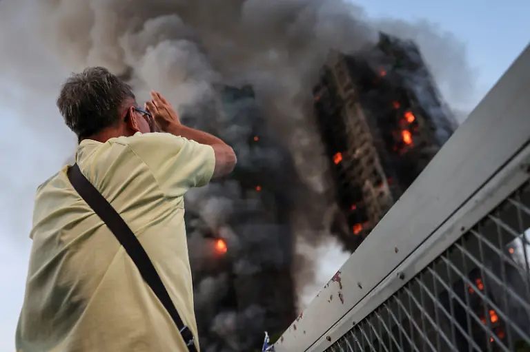 2025-12-02T230351Z_840753567_RC294IAPQZT7_RTRMADP_3_HONGKONG-FIRE-WONGFAMILY-PICTURE