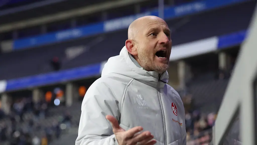 02-12-2025-xrekx-Fussball-DFB-Pokal-1-8-Finale-Hertha-BSC-Berlin-1-FC-Kaiserslautern-v-l-Torsten-Lieberknecht-Trainer-1