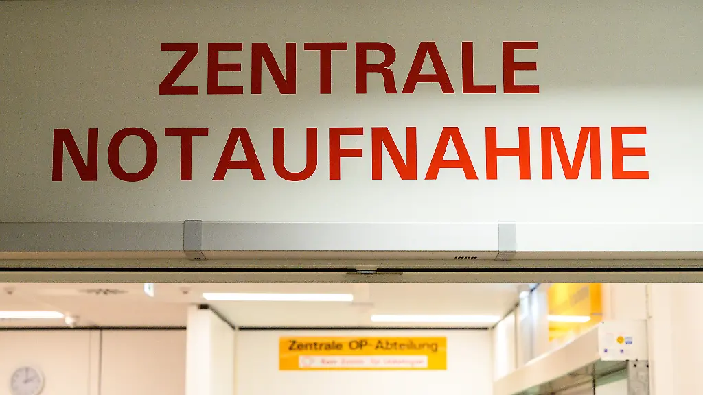 Blick-auf-den-Eingang-zur-Zentralen-Notaufnahme-der-Universitaetsmedizin-Goettingen-UMG-Das-Symbolbild-steht-im-Zusammenhang-mit-einem-Modellprojekt-zur-Betreuung-aelterer-Notfallpatienten-durch-ehrenamtliche-Notfalllotsen-Ziel-ist-es-akuter-Verwirrtheit-bei-demenzgefaehrdeten-Patienten-vorzubeugen-und-so-die-Heilungschancen-zu-verbessern-Das-Projekt-laeuft-seit-April-2024-und-wird-auch-an-der-Charite-Berlin-sowie-an-der-Uniklinik-Mannheim-erprobt