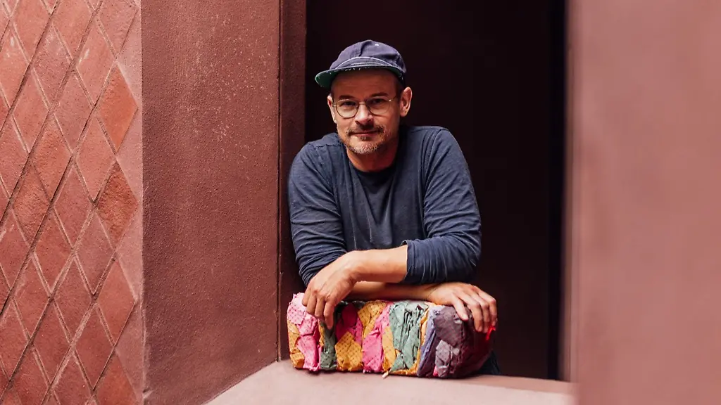 Der-Kuenstler-Michael-Beutler-arbeitet-in-Berlin-und-Aachen