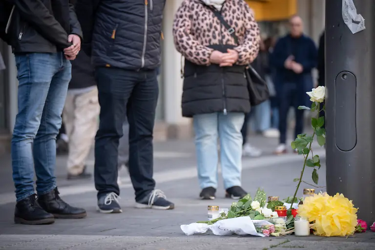Blumen-und-Kerzen-an-der-Stelle-eines-Opfers-in-O5-Innenstadt-Mannheim-an-der-ein-Auto-am-Montagmorgen-in-eine-Menschenmenge-fuhr-Foto-vom-04-03-2025-Ein-40-jaehriger-Deutscher-aus-Ludwigshafen-ist-am-Montagmorgen-mit-einem-Auto-in-eine-Gruppe-von-Menschen-in-der-Mannheimer-Innenstadt-gefahren-Dabei-wurden-zwei-Menschen-getoetet-und-elf-verletzt-darunter-vier-Personen-schwer-Die-Staatsanwaltschaft-Ludwigshafen-leitete-ein-Ermittlungsverfahren-gegen-den-Tatverdaechtigen-wegen-zweifachen-Mordes-und-mehrfachen-versuchten-Mordes-ein-Es-gebe-Anhaltspunkte-auf-eine-psychische-Erkrankung-des-Taeters-Siehe-epd-Meldung-vom-04-03