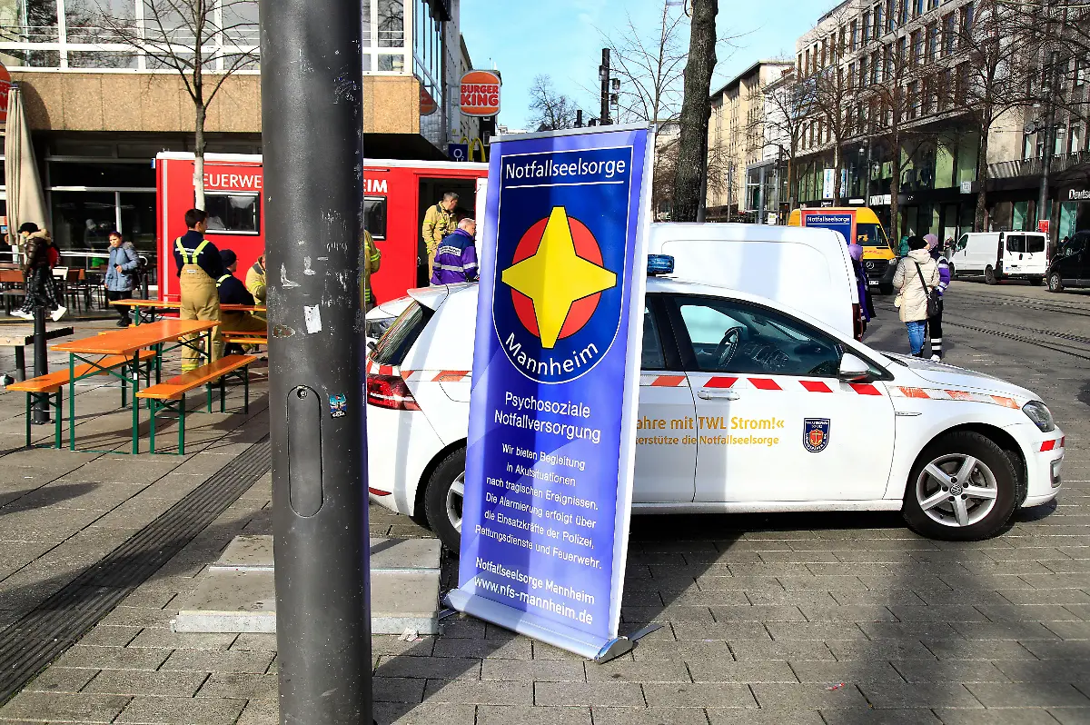 Notfallseelsorge-am-Tatort-der-Amokfahrt-Am-3-Maerz-war-ein-Auto-in-eine-Menschenmenge-gefahren-Zwei-Menschen-starben-weitere-wurden-verletzt-Mannheim-04-03