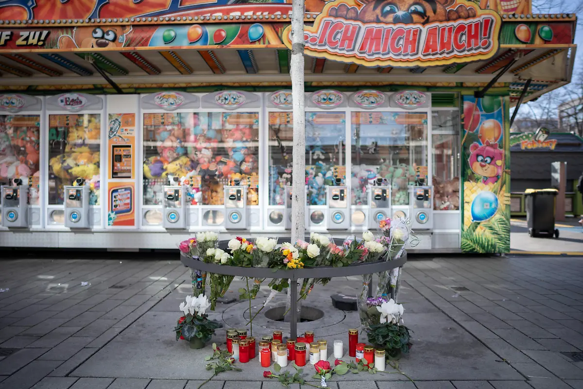 Blumen-und-Kerzen-am-Paradeplatz-in-Mannheim-in-der-Naehe-fuhr-ein-Auto-am-Montagmorgen-in-eine-Menschenmenge-Foto-vom-04-03-2025-Ein-40-jaehriger-Deutscher-aus-Ludwigshafen-ist-am-Montagmorgen-mit-einem-Auto-in-eine-Gruppe-von-Menschen-in-der-Mannheimer-Innenstadt-gefahren-Dabei-wurden-zwei-Menschen-getoetet-und-elf-verletzt-darunter-vier-Personen-schwer-Die-Staatsanwaltschaft-Ludwigshafen-leitete-ein-Ermittlungsverfahren-gegen-den-Tatverdaechtigen-wegen-zweifachen-Mordes-und-mehrfachen-versuchten-Mordes-ein-Es-gebe-Anhaltspunkte-auf-eine-psychische-Erkrankung-des-Taeters-Siehe-epd-Meldung-vom-04-03