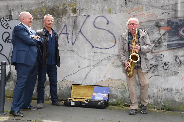 Dietmar-Baer-Klaus-Doldinger-Komponist-der-Tatort-Melodie-der-legendaere-Jazz-Musiker-Klaus-J-Behrendt-Set-Dreharbeiten-Fototermin-Koelner-Tatort-Wacht-am-Rhein-Arbeitstitel-am-01-08