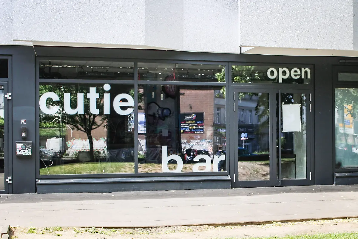 Vor-der-Cutie-Bar-wurden-am-Sonntag-dem-18-05-2025-vier-junge-Menschen-bei-einer-Messerattacke-mutmasslich-von-einem-35-jaehrigen-Syrer-schwer-verletzt-Foto-vom-23-05-2025-Knapp-eine-Woche-nach-dem-Messerangriff-in-Bielefeld-hat-eine-Gruppierung-aus-dem-rechten-Spektrum-fuer-Samstag-einen-Aufmarsch-mit-Mahnwache-in-der-Stadt-angekuendigt-Dazu-wuerden-200-Teilnehmer-erwartet-teilte-die-Polizei-Bielefeld-am-Freitag-mit-Die-angemeldete-Versammlung-soll-vor-dem-Tatort-der-Tanzbar-Cuties-stattfinden-Das-Motto-der-rechtsgerichteten-Kundgebung-lautet-Anteilnahme-fuer-die-Opfer-vom-18-05-2025-und-Remigration-Ein-Bielefelder-Buendnis-rief-zu-einer-Gegendemonstration-unter-dem-Motto-Gegen-Hass-und-Hetze-in-Bielefeld-auf-Dazu-sind-laut-Polizei-500-Teilnehmerinnen-und-Teilnehmer-angemeldet-Man-sei-mit-verstaerkten-Kraeften-im-Einsatz-und-gehe-von-einem-friedlichen-Verlauf-der-Versammlungen-aus-erklaerte-das-Polizeipraesidium-Bielefeld-Siehe-epd-Meldung-vom-23-05