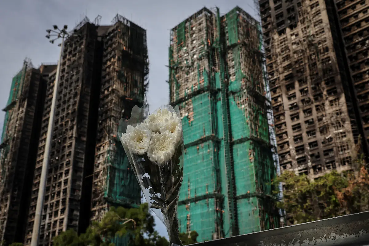 A-flower-bouquet-is-placed-at-the-scene-of-the-Wang-Fuk-Court-housing-complex-fire-as-mourners-pay-tribute-to-the-victims-in-Tai-Po-Hong-Kong-China-November-28-2025-REUTERS-Tyrone-Siu-SEARCH-HONG-KONG-FIRE-PICTURE-FOR-THIS-STORY-SEARCH-WIDER-IMAGE-FOR-ALL-STORIES