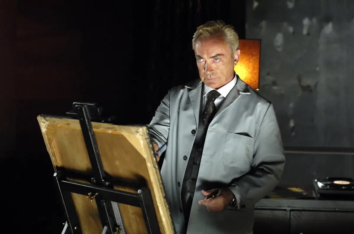 Der-deutsche-Schauspieler-Udo-Kier-bei-Dreharbeiten-zum-Kinofilm-Far-Cry-in-Vancouver-in-Kanada-undatiertes-Handout-Mit-dem-30-Millionen-Dollar-teuren-Actionfilmfilm-Far-Cry-der-noch-bis-Ende-August-2007-in-Vancouver-gedreht-wird-bringt-der-deutsche-Regisseur-Boll-das-gleichnamige-Videospiel-auf-die-Leinwand-Foto-Boll-AG-zu-dpa-KORR-Die-Experimente-des-modernen-Frankenstein-in-Vancouver-vom-02-08-2007