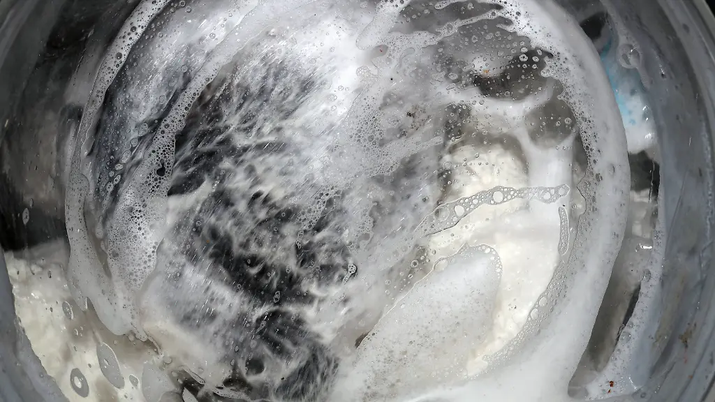 Weisswaren-im-Haushalt-Verschiedene-Textilien-befinden-sich-zur-Reinigung-in-einer-Waschmaschine