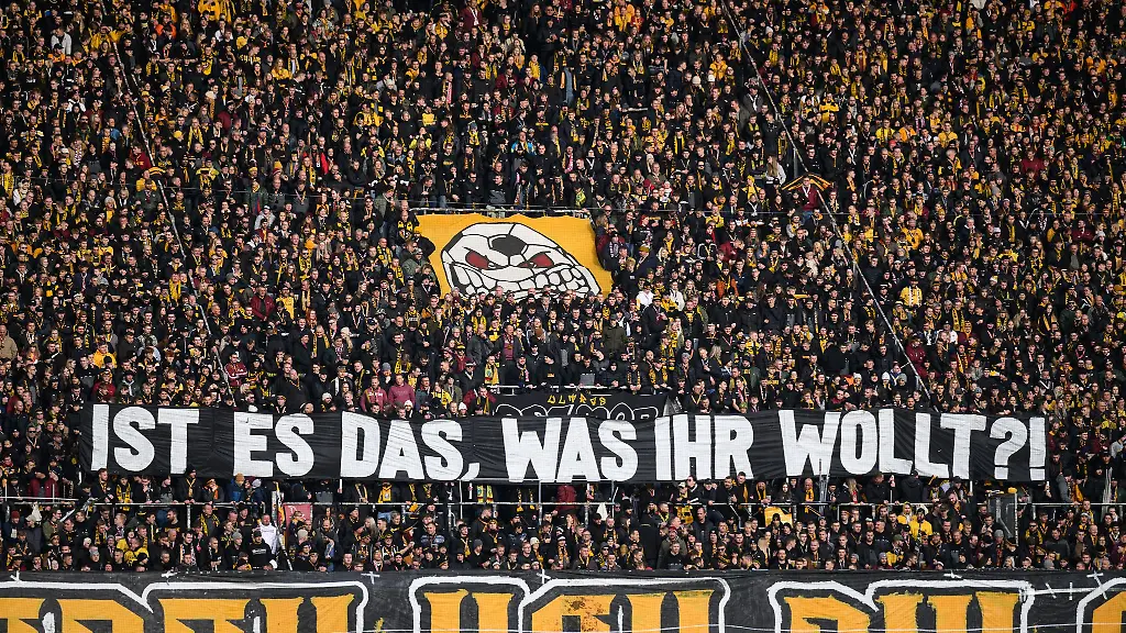 Fans-von-Dynamo-Dresden-protestierten-schweigend-gegen-die-geplanten-schaerferen-Sicherheitsauflagen-in-Stadien