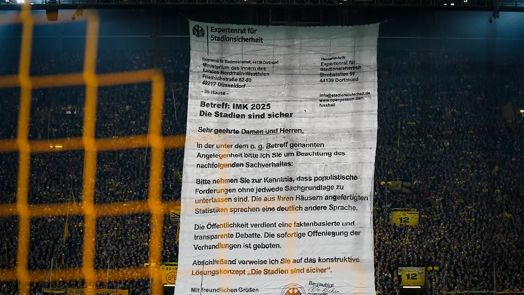 Deutschland-Fussball-DFB-Pokal-2025-26-Achtelfinale-Borussia-Dortmund-vs-Bayer-04-Leverkusen-Signal-Iduna-Park-Dortmund-Protest-Banner-der-BVB-Fans-vor-ausverkauftem-Gelben-Wall-grosses-Schreiben-an-das-NRW-Innenministerium-zur-IMK-2025-Themen-Stadionsicherheit-Fanproteste-Innenpolitik-populistische-Forderungen-Transparenz-Statistiken-Expertenrat-Sicherheitsdebatte-Fankultur-Bundesliga-Borussia-Dortmund-Heimspiel-Atmosphaere-gesellschaftliche-Diskussion-oeffentliche-Debatte-Dialog-Fans-Politik