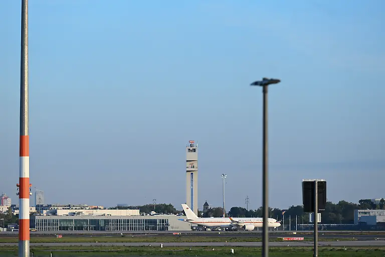 Ein-Flugzeug-steht-auf-dem-Gelaende-vom-Flughafen-BER-in-Schoenefeld-Drohnen-haben-in-Daenemark-stundenlang-Flughaefen-lahmgelegt-Der-Bundesinnenminister-will-die-Befugnisse-der-Bundeswehr-im-Kampf-gegen-illegale-Drohnenueberfluege-deutlich-erweitern