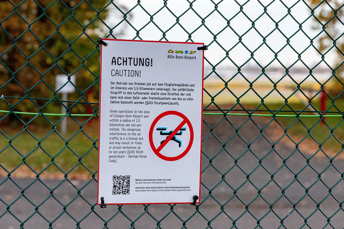 Ein-Warnschild-am-Zaun-des-Flughafen-Koeln-Bonn-Konrad-Adenauer-Cologne-Bonn-Airport-CGN-weist-auf-das-gesetzliche-Verbot-von-Drohnenfluegen-im-Umfeld-des-Flughafens-hin-Der-Betrieb-von-Drohnen-im-Umkreis-von-1-5-Kilometern-ist-strafbar-In-den-vergangenen-Wochen-kam-es-an-mehreren-Flughaefen-in-Deutschland-zu-Stoerungen-des-Flugbetriebs-durch-Drohnen