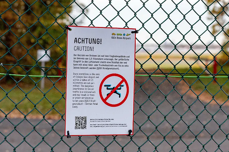 Ein-Warnschild-am-Zaun-des-Flughafen-Koeln-Bonn-Konrad-Adenauer-Cologne-Bonn-Airport-CGN-weist-auf-das-gesetzliche-Verbot-von-Drohnenfluegen-im-Umfeld-des-Flughafens-hin-Der-Betrieb-von-Drohnen-im-Umkreis-von-1-5-Kilometern-ist-strafbar-In-den-vergangenen-Wochen-kam-es-an-mehreren-Flughaefen-in-Deutschland-zu-Stoerungen-des-Flugbetriebs-durch-Drohnen