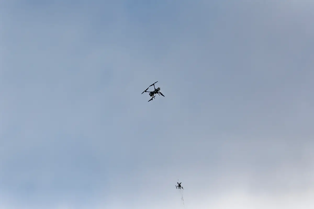 2025-12-02-Deutschland-Blumberg-Brandenburg-Bundesinnenminister-stellt-Drohnenabwehreinheit-der-Bundespolizei-offiziell-in-Dienst-Im-Bild-demonstrieren-Kraefte-der-Drohnenabwehr-das-Abfangen-von-Drohnen-mit-Hilfe-einer-speziellen-Drohne-auf-dem-Bundespolizei-Stuetzpunkt-bei-Blumberg