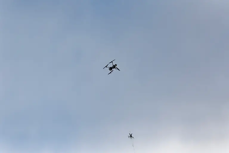 2025-12-02-Deutschland-Blumberg-Brandenburg-Bundesinnenminister-stellt-Drohnenabwehreinheit-der-Bundespolizei-offiziell-in-Dienst-Im-Bild-demonstrieren-Kraefte-der-Drohnenabwehr-das-Abfangen-von-Drohnen-mit-Hilfe-einer-speziellen-Drohne-auf-dem-Bundespolizei-Stuetzpunkt-bei-Blumberg