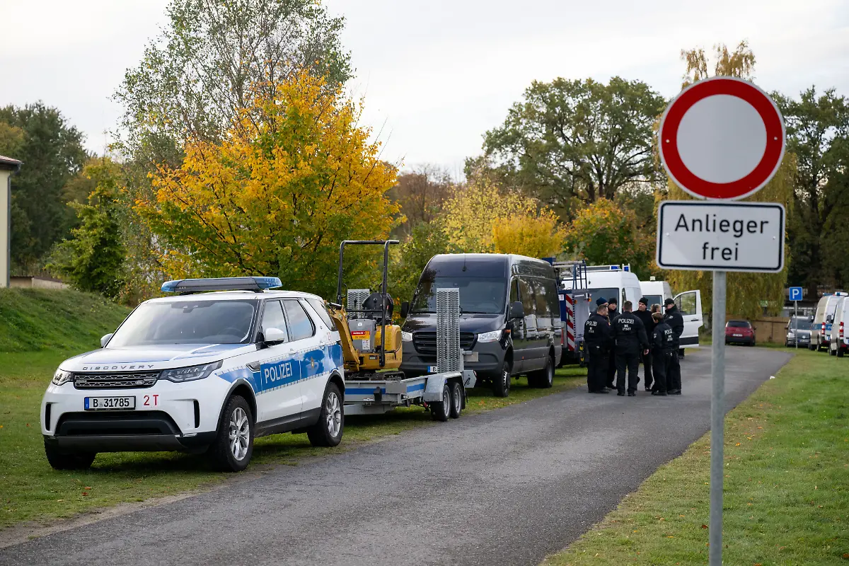 Polizeiautos-stehen-auf-einer-Wiese-Im-Fall-der-seit-mehr-als-sechs-Jahren-vermissten-Rebecca-aus-Berlin-Neukoelln-hat-die-Polizei-auf-einem-Grundstueck-in-Brandenburg-nach-Beweismitteln-wegen-des-Verdachts-eines-Toetungsdelikts-gesucht