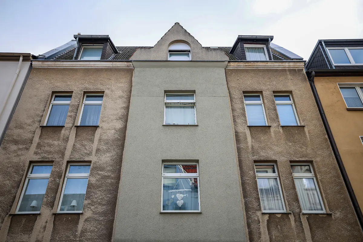 Ein-Mehrfamilienhaus-in-Bochum-Ein-zwoelfjaehriges-Maedchen-ist-bei-einem-Polizeieinsatz-in-Bochum-durch-einen-oder-mehrere-Schuesse-aus-einer-Dienstwaffe-lebensgefaehrlich-verletzt-worden