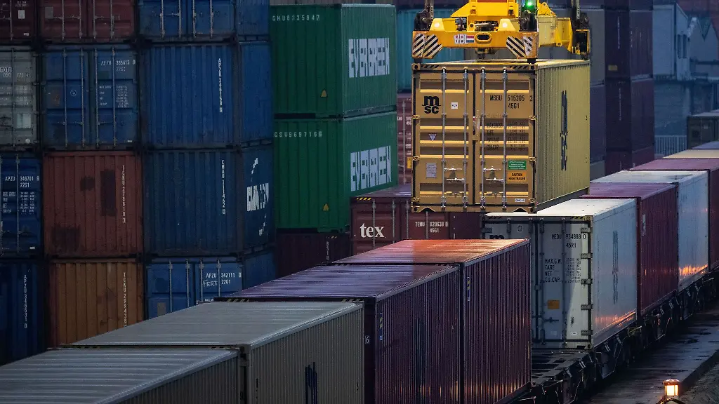 Container-werden-am-Hafen-Stuttgart-umgeladen