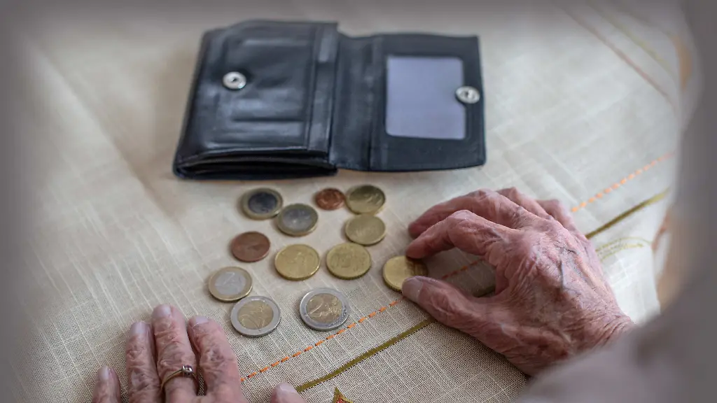 Muenchen-Deutschland-06-11-2025-Im-Bild-Symbolbild-zum-Thema-Alter-und-finanzielle-Situation-im-Ruhestand-Eine-aeltere-Frau-zaehlt-auf-einem-Tisch-ihr-Kleingeld-neben-einer-geoeffneten-Geldboerse-sinnbildlich-fuer-Altersarmut-geringe-Rente-und-finanzielle-Unsicherheit-im-Alter