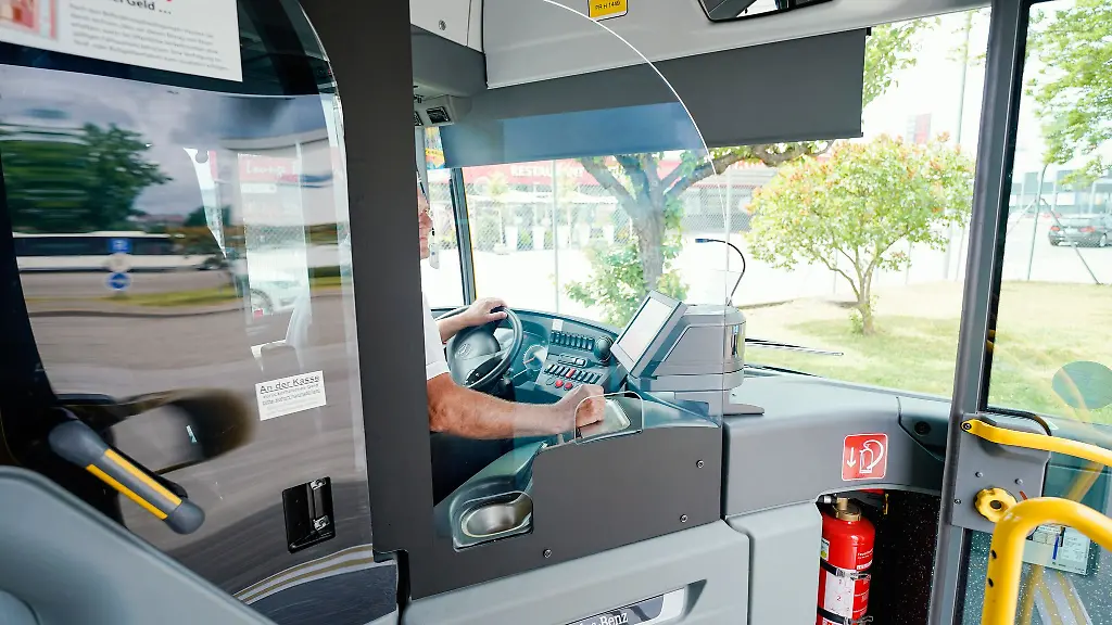 Die-Mutter-soll-den-Busfahrer-so-heftig-angegangen-sein-dass-er-zu-Boden-fiel