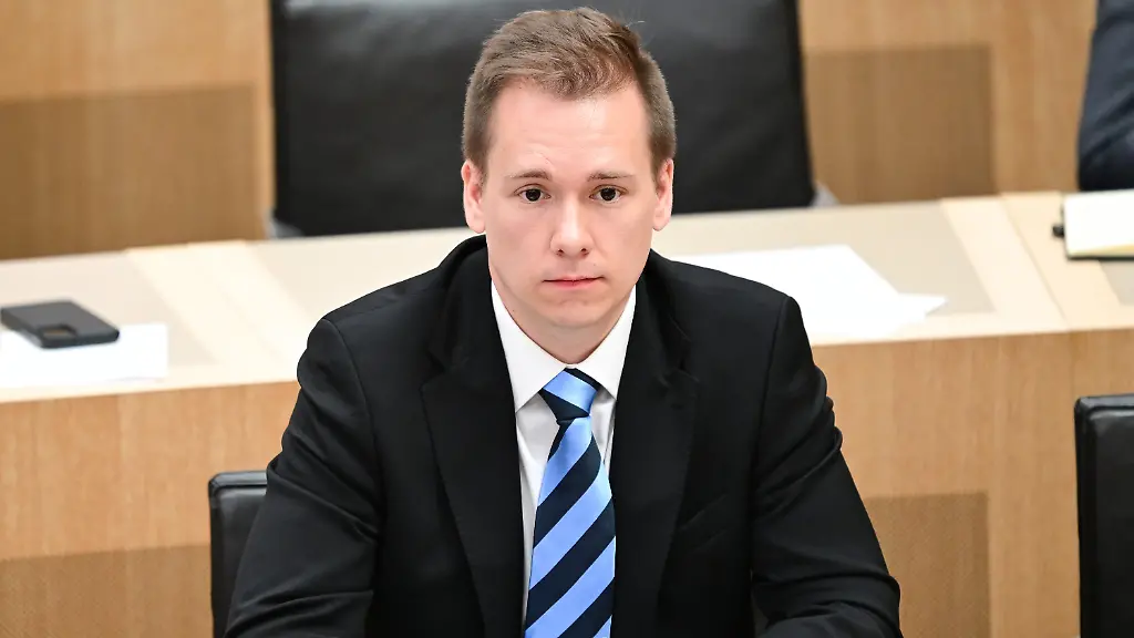 ARCHIV-02-07-2025-Baden-Wuerttemberg-Stuttgart-Daniel-Lindenschmid-Abgeordneter-der-AfD-im-Landtag-von-Baden-Wuerttemberg-spricht-bei-einer-Landtagsdebatte-im-Plenarsaal