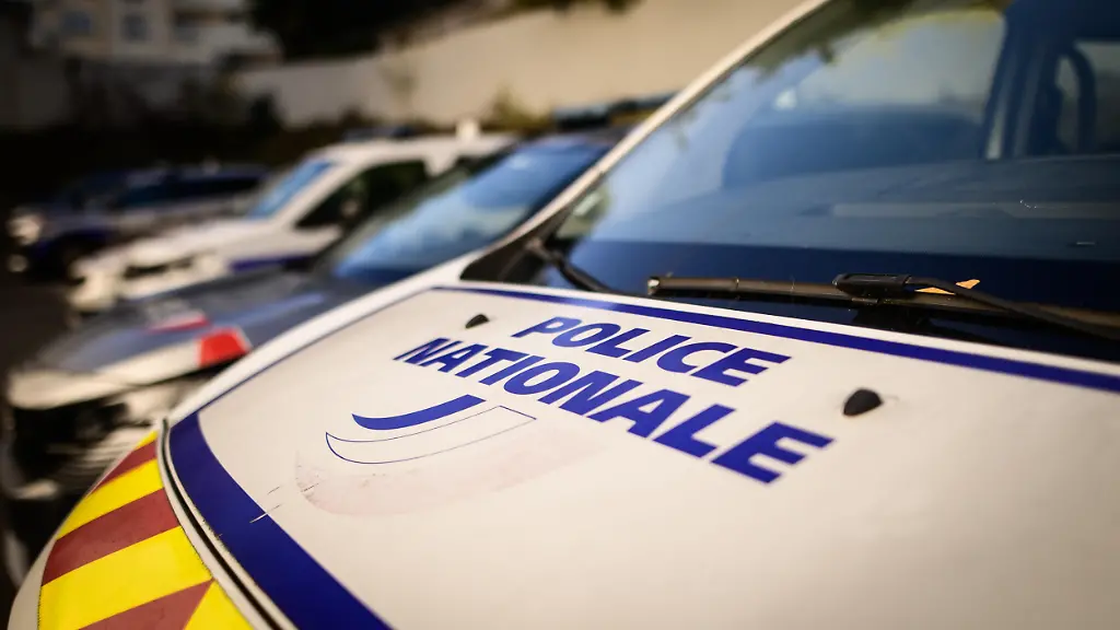 The-hood-of-a-Police-Nationale-vehicle-is-photographed-outside-the-police-station-on-rue-O-Quin-in-Pau-Pyrenees-Atlantiques-France-27-November-2025-Visible-signage-includes-the-Police-Nationale-logo-and-tricolor-emblem-on-the-car-Le-capot-d-un-vehicule-de-la-Police-Nationale-est-photographie-a-l-exterieur-du-commissariat-situe-rue-O-Quin-a-Pau-Pyrenees-Atlantiques-France-27-Novembre-2025-Les-elements-visibles-incluent-le-logo-Police-Nationale-et-l-embleme-tricolore-sur-la-voiture