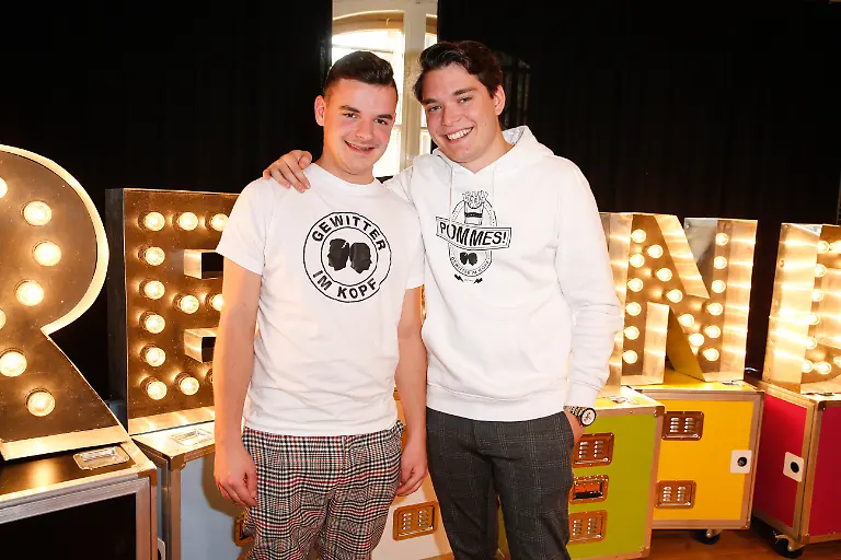 Jan-Zimmermann-l-und-Tim-Lehmann-Gewitter-im-Kopf-Leben-mit-Tourette-als-Gaeste-bei-dem-Screening-des-YouTube-Rewind-im-YouTube-Space-Das-YouTube-Rewind-ist-ein-von-YouTube-produziertes-Video-das-die-Video-und-Trend-Highlights-des-Jahres-zeigt