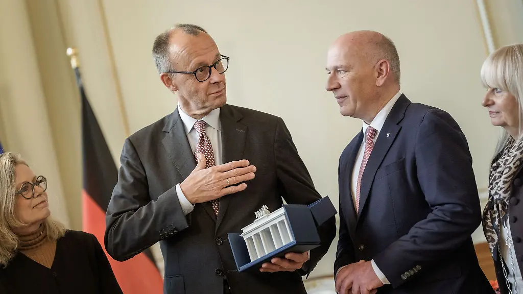 Bundeskanzler-Friedrich-Merz-CDU-bekam-vom-Regierenden-Buergermeister-Kai-Wegner-CDU-ein-Brandenburger-Tor-aus-Porzellan-geschenkt