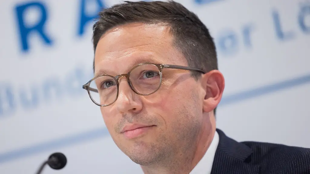 Waehrend-in-Wolfsburg-ueber-seine-moegliche-Kandidatur-gesprochen-wird-betont-Falko-Mohrs-in-Hannover-seinen-Fokus-auf-das-Ministeramt