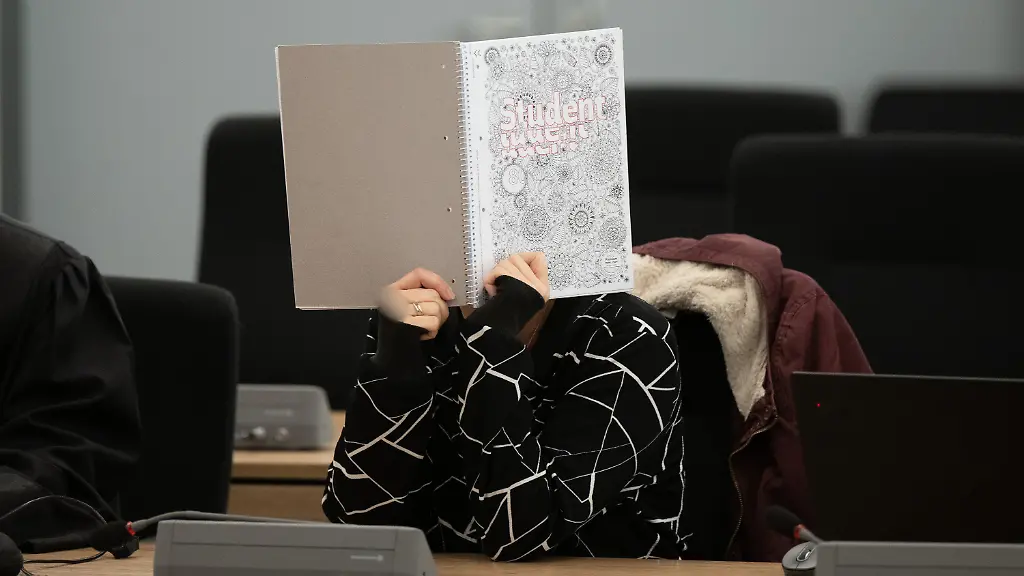 dpatopbilder-03-12-2025-Sachsen-Dresden-Die-Angeklagte-Susann-E-sitzt-vor-Prozessbeginn-im-Oberlandesgericht-OLG-Dresden-Die-mutmassliche-Vertraute-der-NSU-Terroristin-Zschaepe-ist-unter-anderem-wegen-Unterstuetzung-einer-terroristischen-Vereinigung-angeklagt