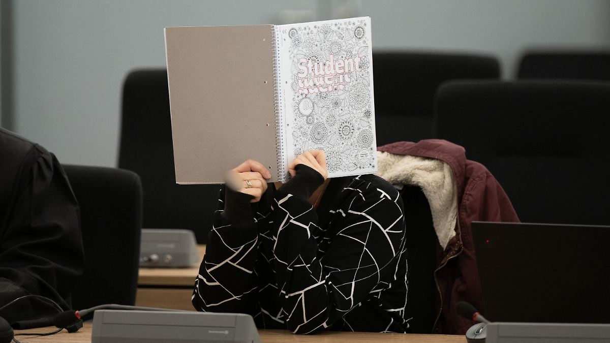 Prozess-gegen-Susann-E-Beate-Zsch-pe-spricht-in-Dresden-von-Scham