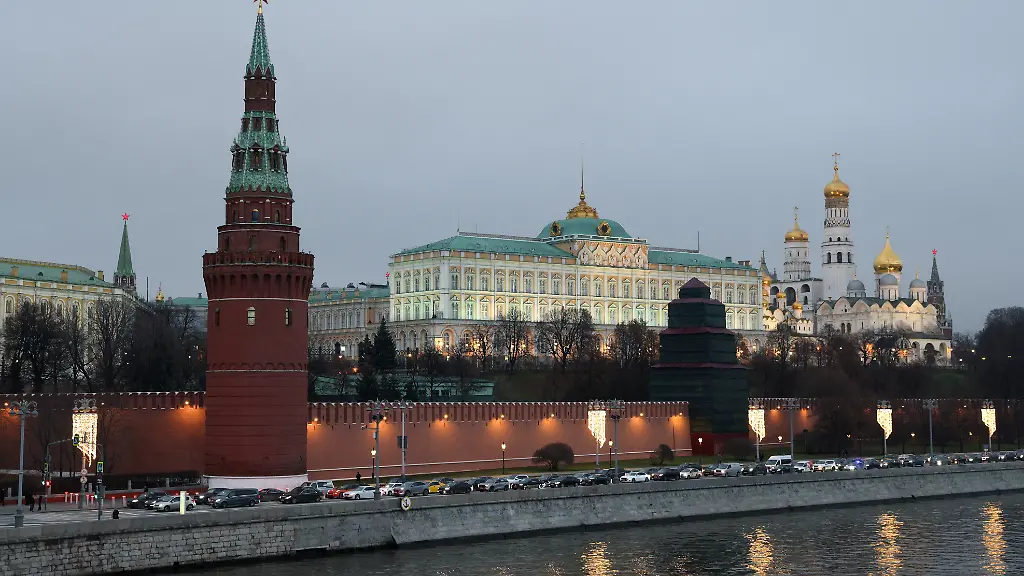 Vehicles-queue-in-traffic-on-an-embankment-near-the-Kremlin-in-central-Moscow-Russia-December-2-2025